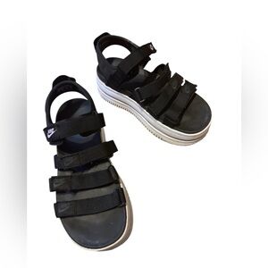 Women Nike platform sandals size 8 gentle used but clean and in good condition